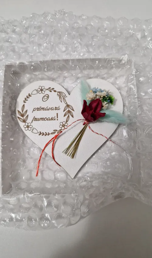 Magnet cu flori în formă de inimioară Magnet cu flori în formă de inimioară