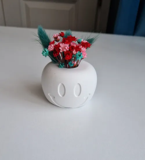 Mini-vază „Smiley Face” – din praf ceramic, cu flori uscate Mini-vază „Smiley Face” – din praf ceramic, cu flori uscate