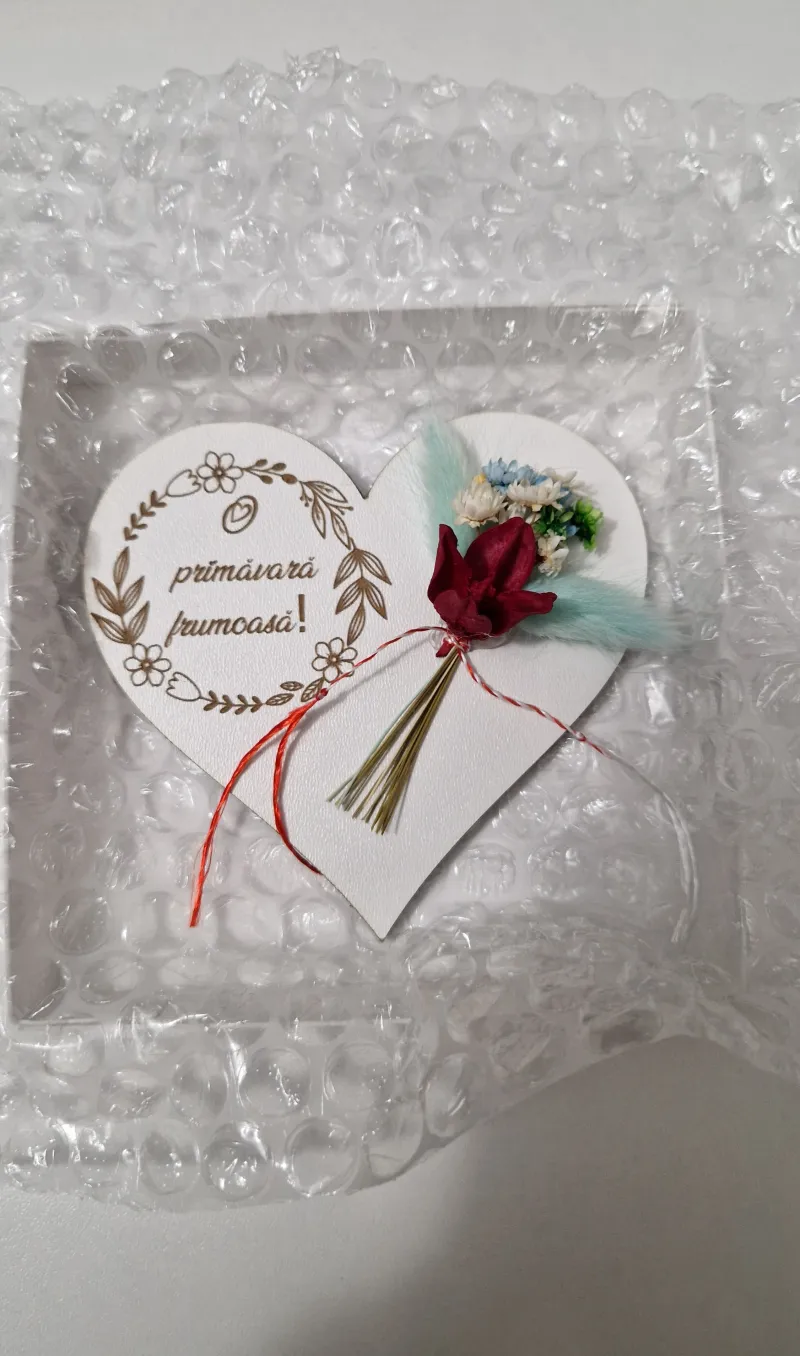 Magnet cu flori în formă de inimioară 