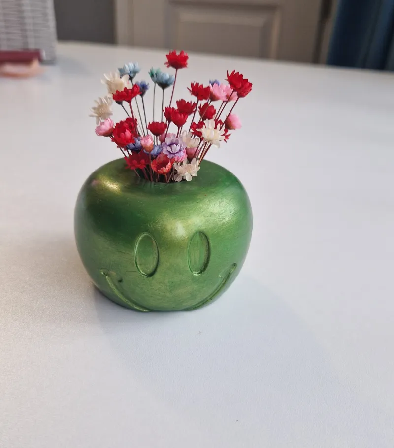 Mini-vază „Smiley Face” – din praf ceramic, cu flori uscate